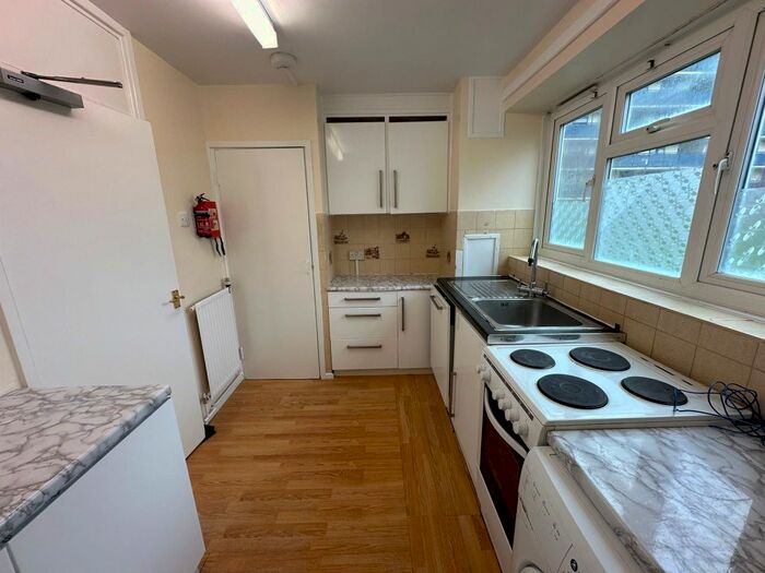 3 Bedroom Flat To Rent In Melford Road, London, E6