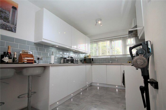 1 Bedroom Flat For Sale In Chetwode Road, Tadworth, Surrey, KT20