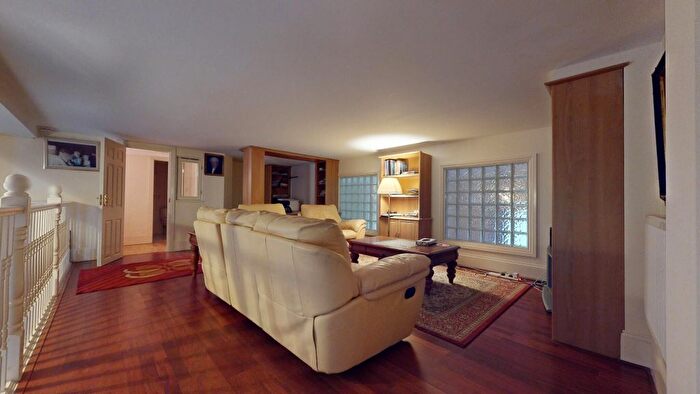 3 Bedroom Flat To Rent In Royal Drive, London, N11