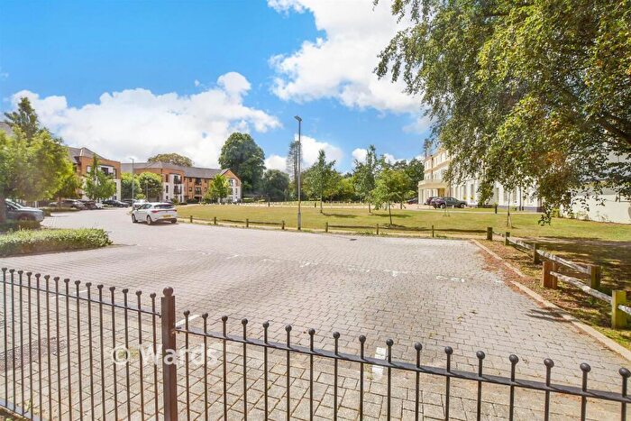 2 Bedroom Flat For Sale In Wills Crescent, West Malling, Kent, ME19