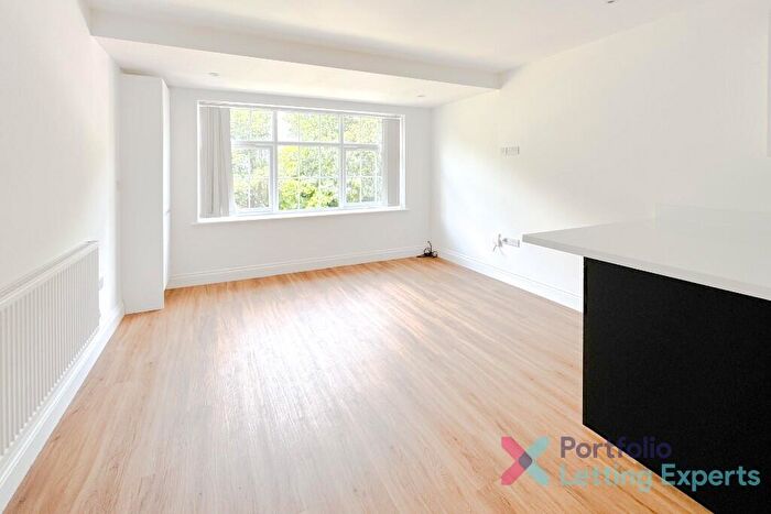 2 Bedroom Flat To Rent In Professionals! Just Re-decorated Modern Bed On St Albans Ave!, BH8