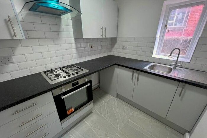 2 Bedroom Flat To Rent In Hunter Street, Cardiff, CF10