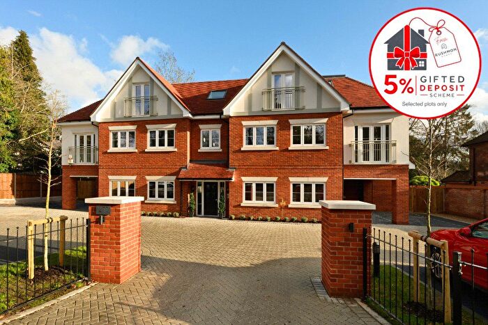 2 Bedroom Flat For Sale In Weybridge, Surrey, KT13
