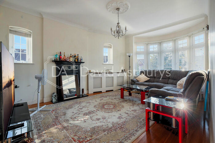 3 Bedroom Apartment To Rent In Highwood Avenue, North Finchley, London, N12