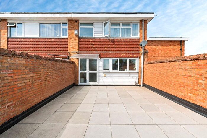 3 Bedroom Maisonette For Sale In Calverton Road, Bedfordshire, LU3
