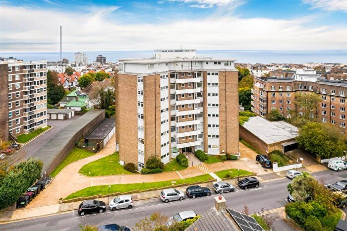 2 Bedroom Flat For Sale In Furze Hill, Hove, BN3