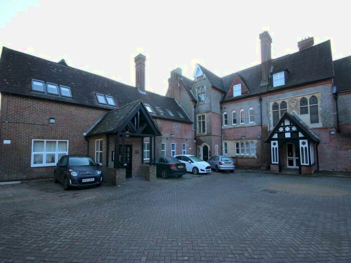 2 Bedroom Flat To Rent In Horsgate House, Hanlye Lane, Cuckfield, RH17