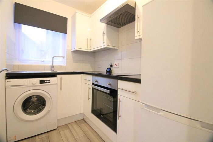 Studio To Rent In Ryeland Close, Yiewsley, West Drayton, UB7