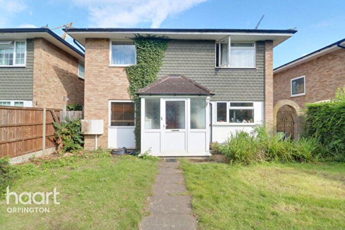 4 Bedroom Detached House For Sale In Adcock Walk, Orpington, BR6