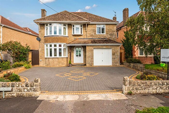 5 Bedroom Detached House For Sale In East Yewstock Crescent, Chippenham, SN15