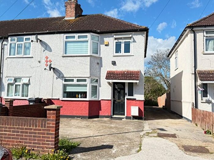 3 Bedroom End Of Terrace House For Sale In Waye Ave, Cranford, TW5