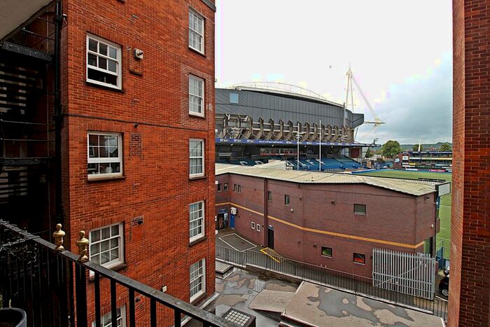 3 Bedroom Apartment To Rent In Kennilworth House, City Centre, Cardiff, CF10