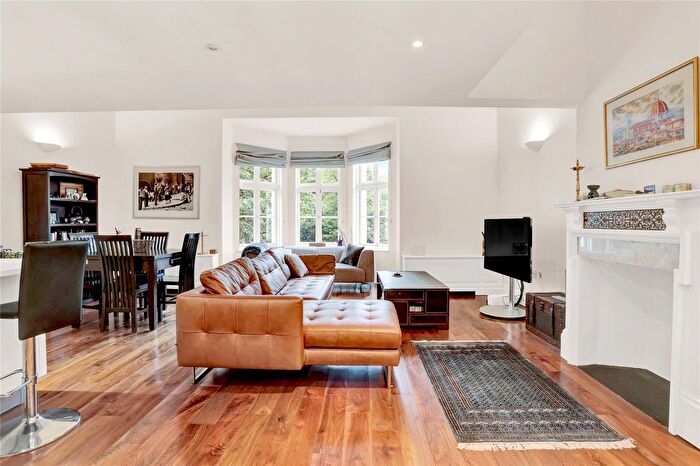 3 Bedroom Flat To Rent In Wimbledon Park Side, London, SW19