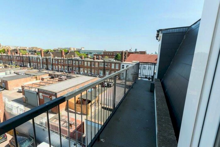 3 Bedroom Apartment To Rent In Camden Road, Camden, London, N7