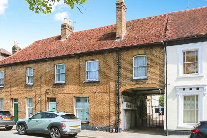 2 Bedroom Flat For Sale In Colnbrook - Unique Split Level, SL3