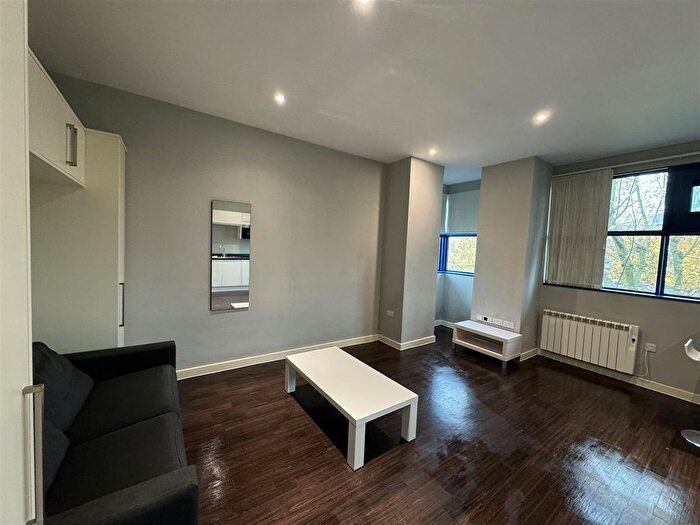 Studio To Rent In Bath Road, Harlington, Hayes, UB3