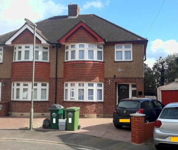 3 Bedroom Semi-Detached House To Rent In Stanwell, Staines, TW19