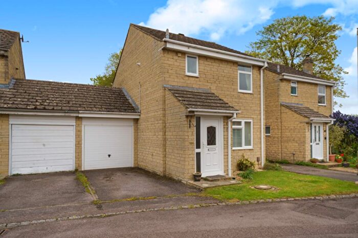 3 Bedroom Link Detached House For Sale In Pensclose, Witney, OX28