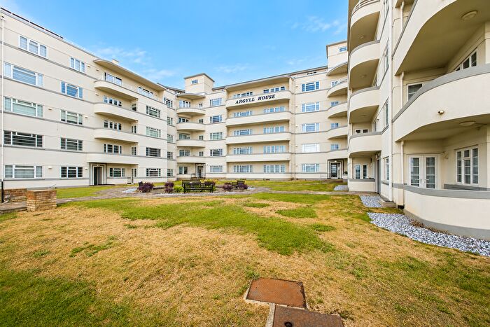 2 Bedroom Flat For Sale In Seaforth Road, Westcliff-On-Sea, SS0