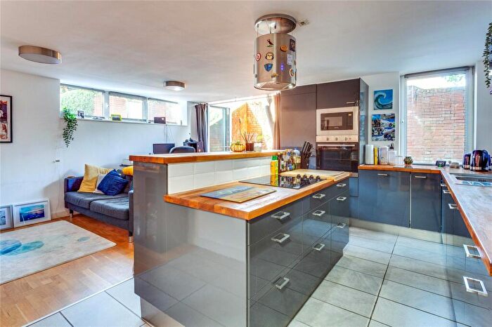 2 Bedroom Flat For Sale In Caxton Court, St Marks Road, Henley-On-thames, Oxfordshire, RG9
