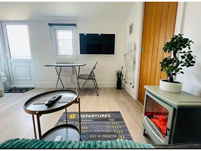1 Bedroom Maisonette To Rent In Northumberland Crescent, Feltham, TW14