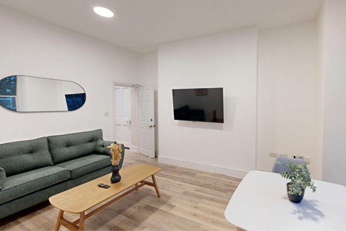 1 Bedroom Flat To Rent In Waverley Centre, - Portland Road, NG7