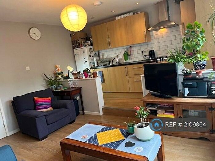3 Bedroom Maisonette To Rent In Welton House, London, E1