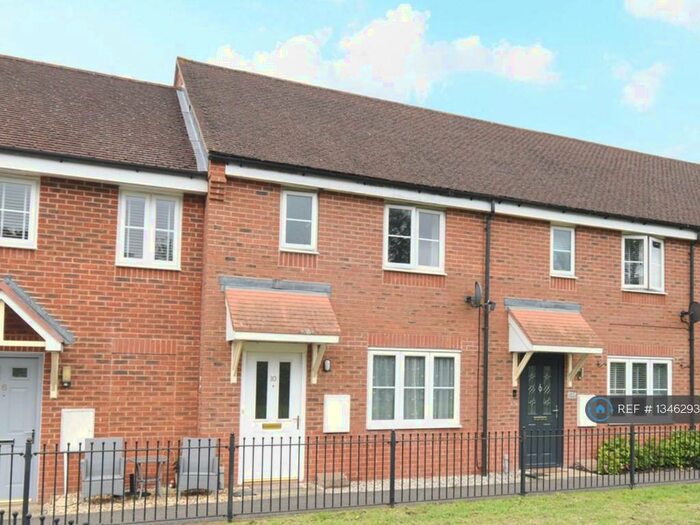 3 Bedroom Terraced House To Rent In Pexalls Close, Hook, RG27