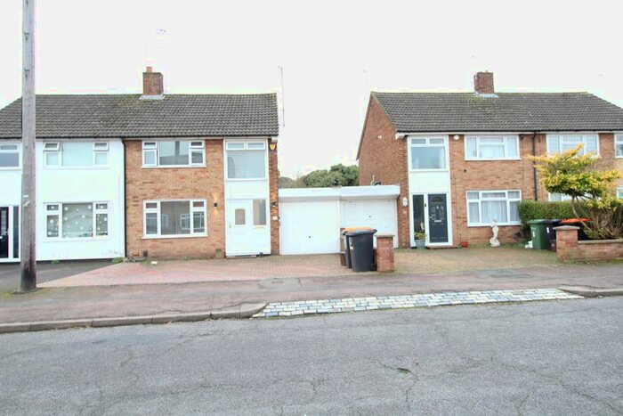 3 Bedroom Semi-Detached House To Rent In Walgrave Road, Dunstable, LU5