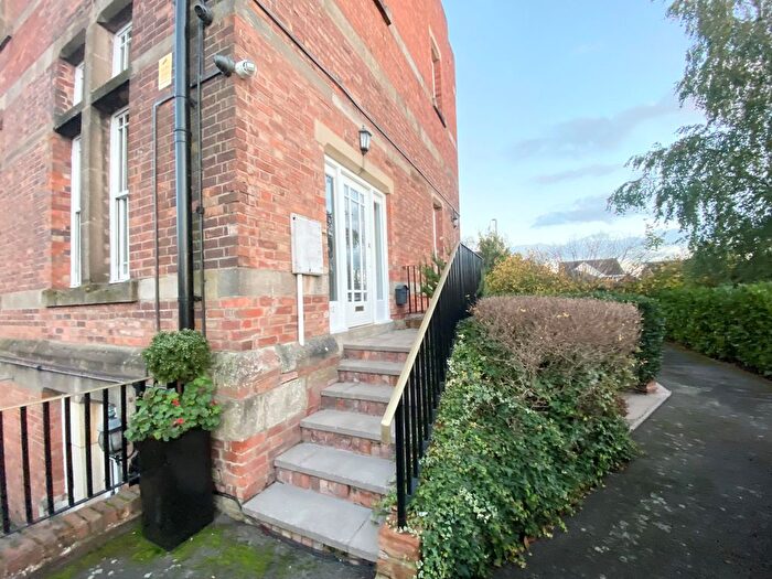 2 Bedroom Flat To Rent In Charlemont, Worcester, WR5