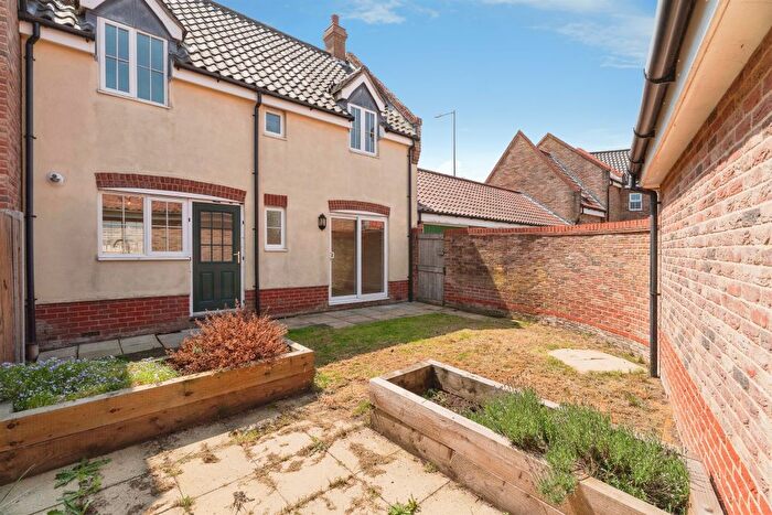 3 Bedroom Semi-detached House For Sale In Baxter Close, Fakenham, NR21
