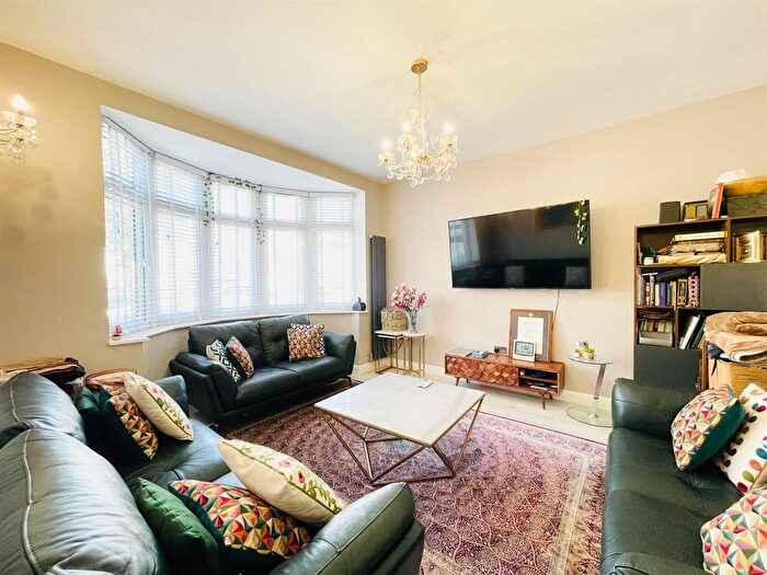 6 Bedroom Property To Rent In Vista Drive, Ilford, IG4