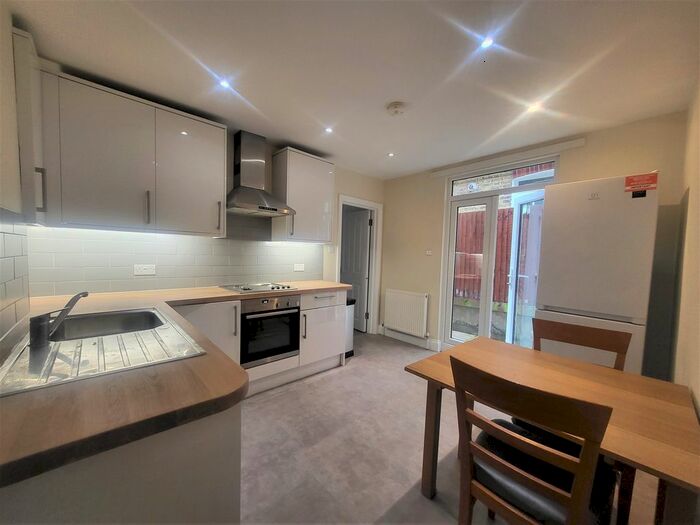 2 Bedroom Flat To Rent In Aslett Street, London, SW18