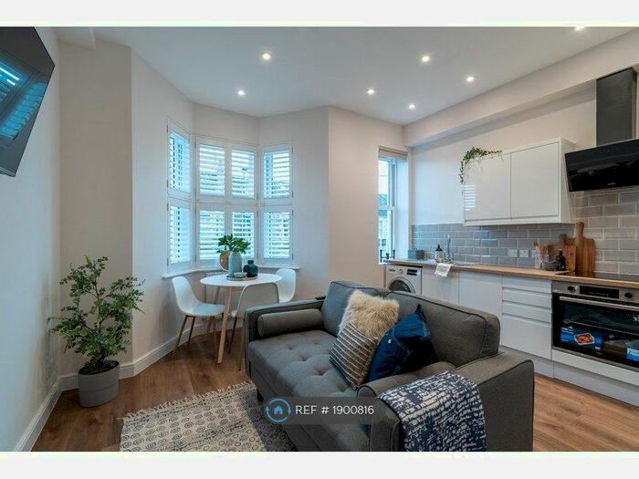 2 Bedroom Flat To Rent In Cynthia Road, Bath, BA2