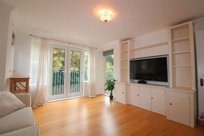 2 Bedroom Apartment For Sale In Lower Cookham Road, Maidenhead, SL6