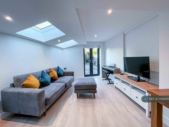 2 Bedroom Flat To Rent In Champion Crescent, London, SE26