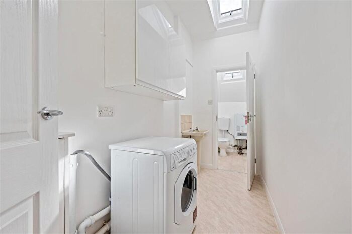 2 Bedroom Flat For Sale In Poole Road, Bournemouth, BH4