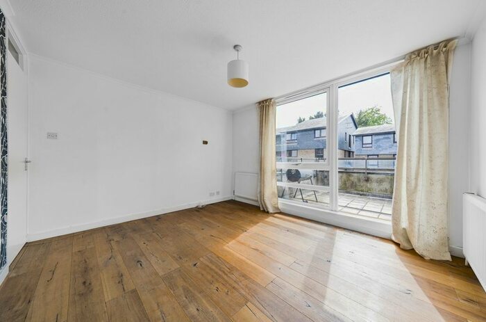 2 Bedroom Maisonette To Rent In Manaton Close, London, SE15