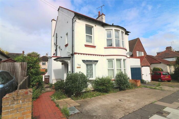 2 Bedroom Apartment To Rent In Hildaville Drive, Westcliff-on-Sea, Essex, SS0