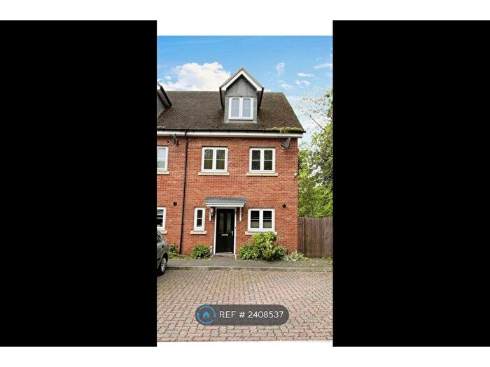 3 Bedroom End Terrace House To Rent In Denton Way, Slough, SL3