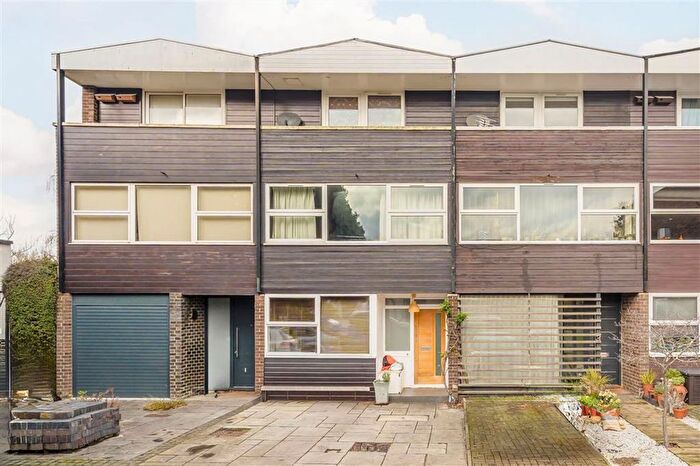 3 Bedroom Property For Sale In Pond Way, Teddington, TW11