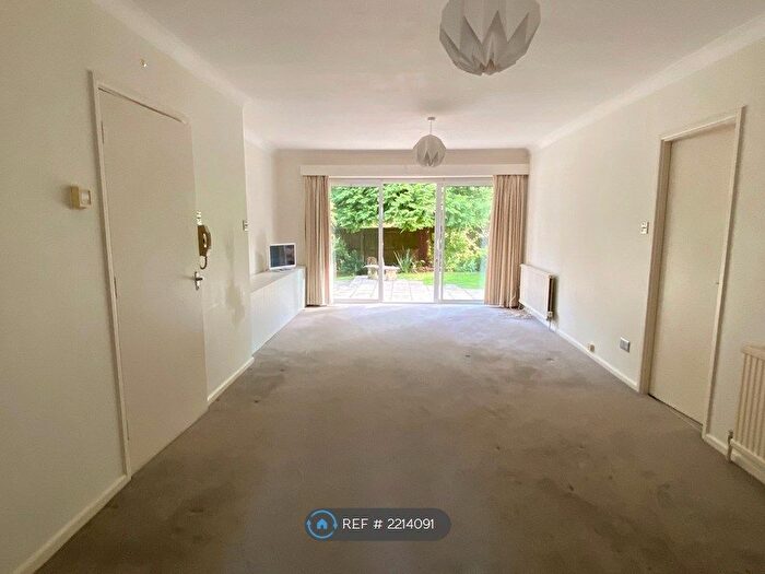 2 Bedroom Flat To Rent In Cedar Court, Winchester, SO23