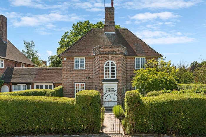 5 Bedroom Semi-Detached House For Sale In Cotman Close, London, NW11
