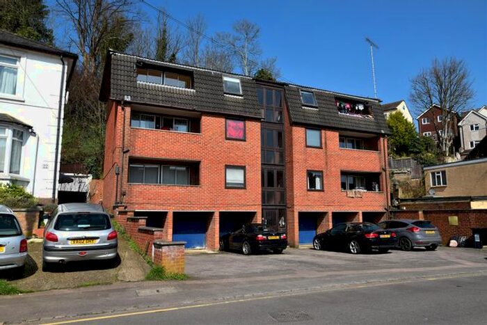 2 Bedroom Flat To Rent In Garlands Road, Redhill, RH1