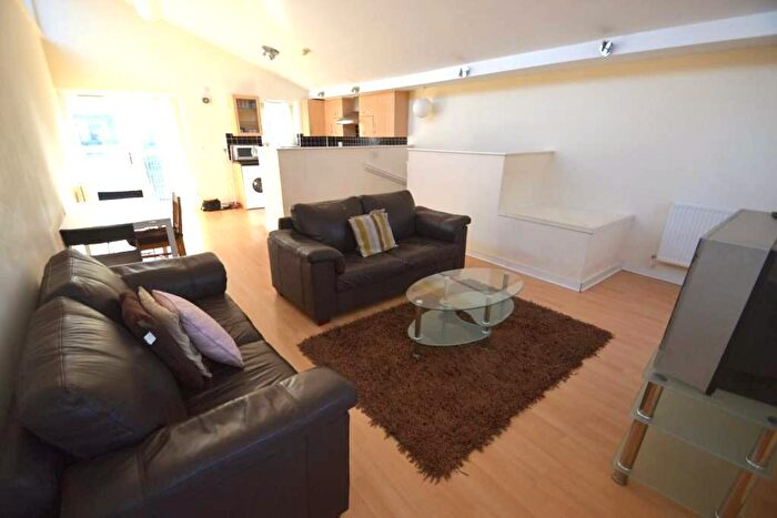 3 Bedroom Town House To Rent In Peregrine Street, Hulme, Manchester, ., M15