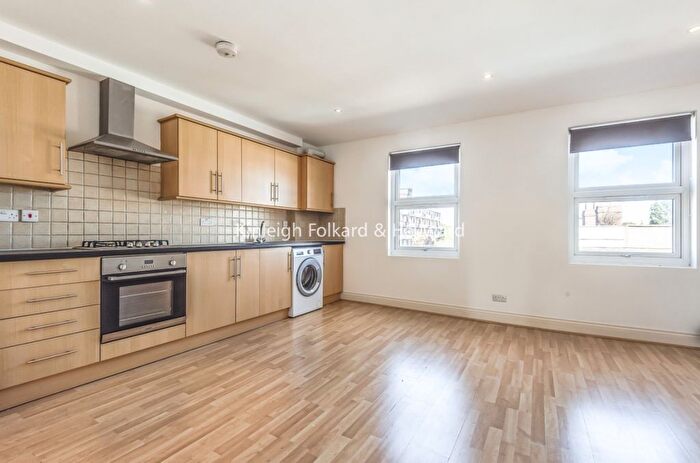 3 Bedroom Flat To Rent In Trinity Road, Tooting, London, SW17