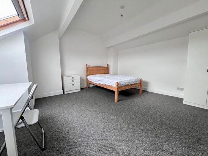 4 Bedroom Semi-Detached House To Rent In Fieldhead Road, Sheffield, S8