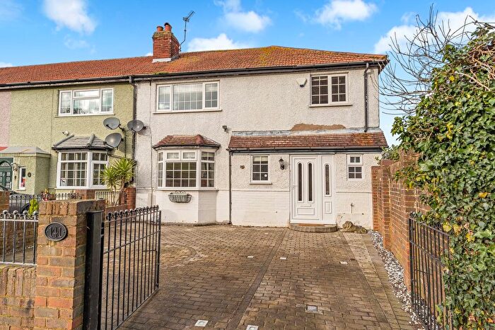 4 Bedroom Semi-Detached House For Sale In Hithermoor Road, Staines-Upon-Thames, TW19
