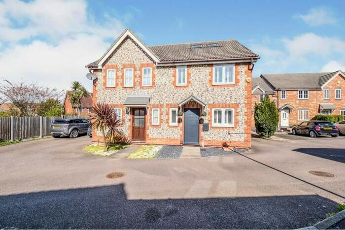 4 Bedroom Semi-Detached House To Rent In Stafford Close, Chafford Hundred, RM16