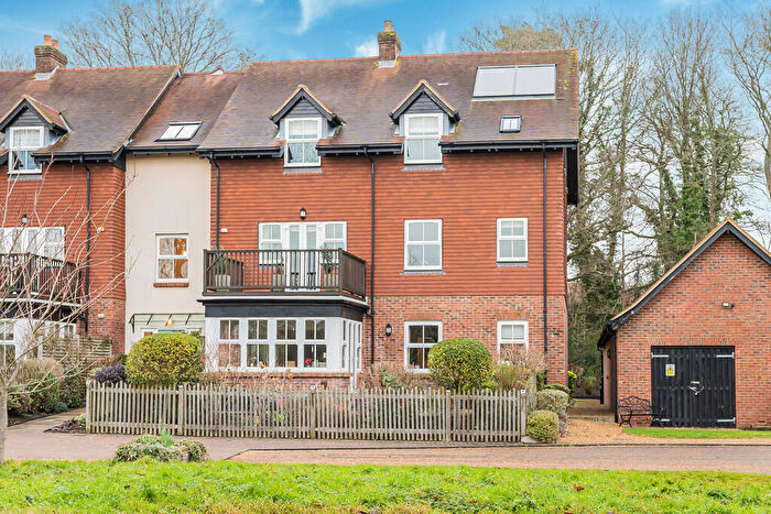 2 Bedroom Apartment For Sale In Merritts Meadow, Petersfield, Hampshire, GU31